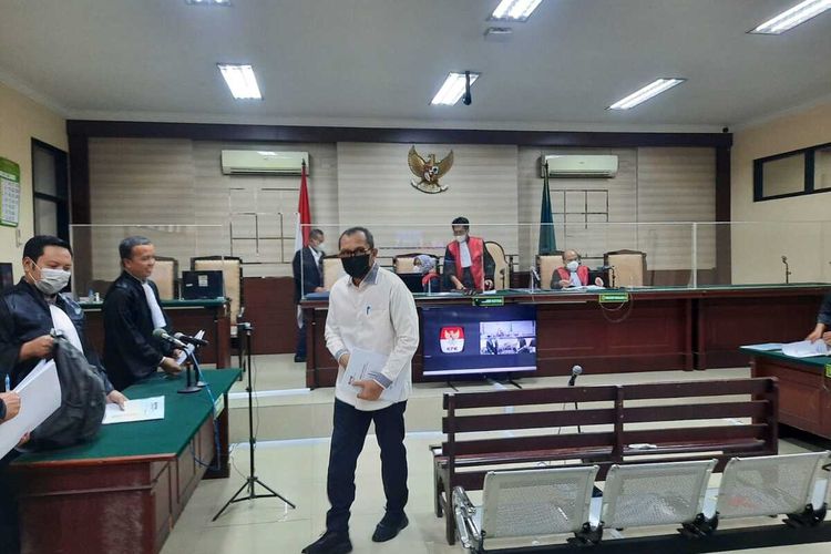 Mantan Wakil Ketua DPRD Jatim Sahat Tua Simandjuntak dalam sidang perdana kasus suap dana hibah Pemprov Jatim di Pengadilan Tipikor Surabaya, Selasa (23/5/2023).