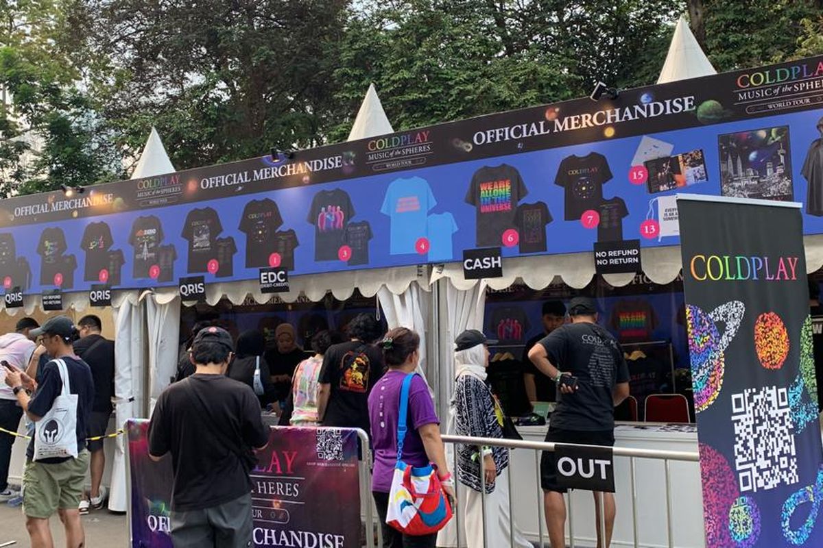 Grup musik Coldplay siap menggelar konser bertajuk Music of the Spheres World Tour di Stadion Utama Gelora Bung Karno (SUGBK) Senayan, Jakarta, hari ini, Rabu (15/11/2023). Pantauan Kompas.com di lokasi, penonton terlihat memadati area penjualan merchandise. 