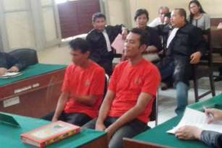 Muhammad Jafar dan Muliadi, dua kurir narkoba jenis sabu-sabu seberat satu kilogram masing-masing dituntut jaksa dengan hukuman 20 tahun penjara di PN Medan, Kamis (19/5/2016)