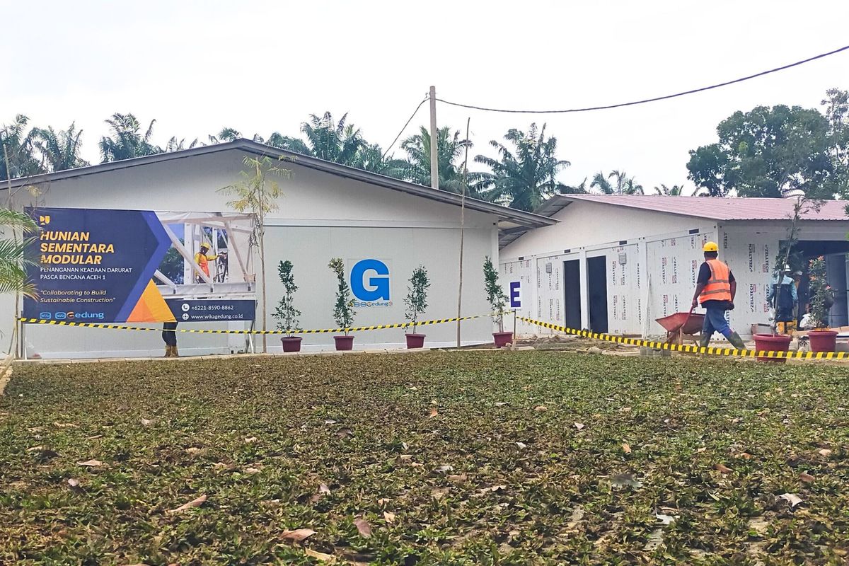 Proses pembangunan Hunian Sementara (Huntara) Modular di Aceh Tamiang, Aceh.