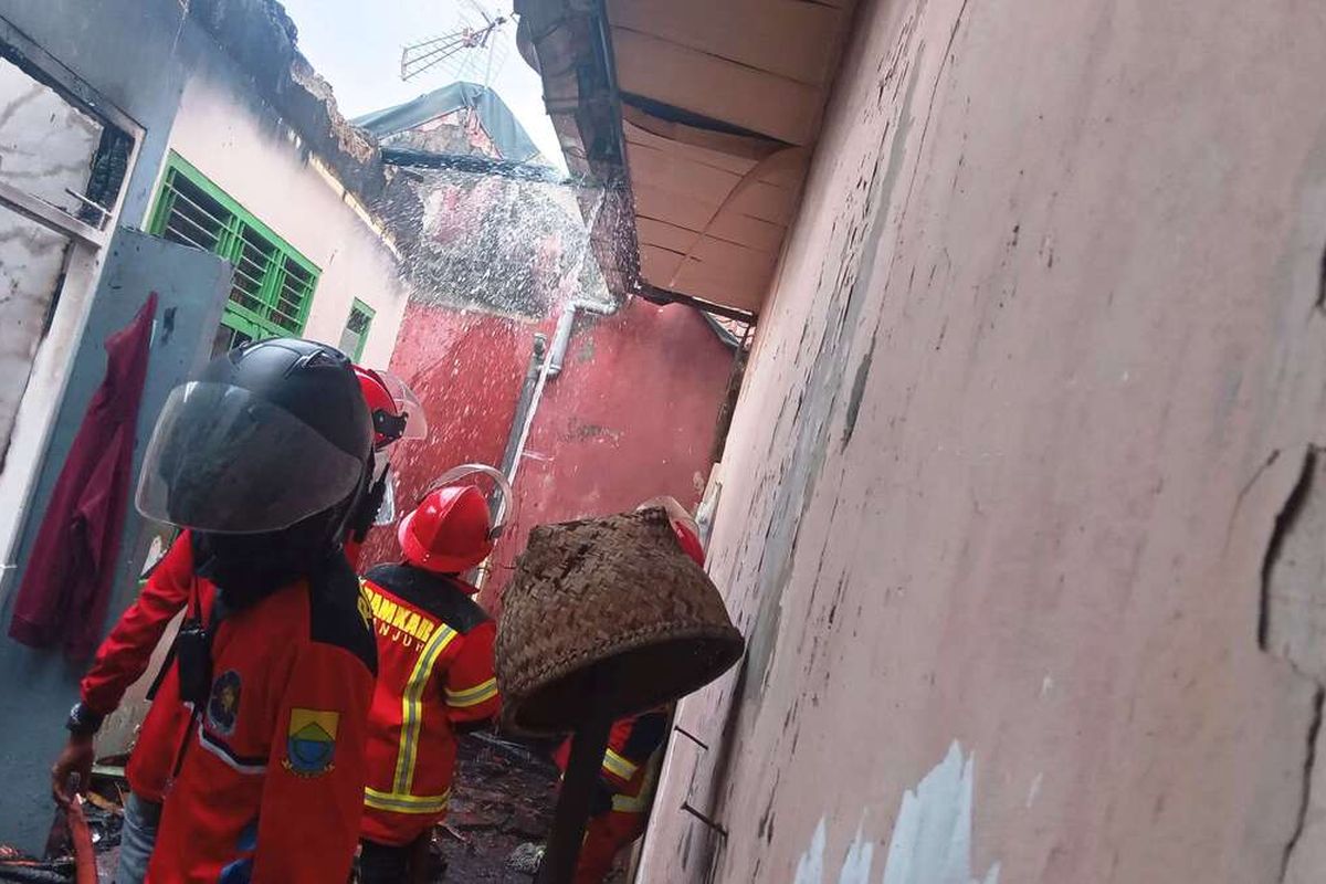 Petugas damkar tengah berupaya memadamkan api yang menghanguskan empat unit rumah di kawasan permukiman padat penduduk di Kabupaten Cianjur, Jawa Barat, Kamis (5/9/2024).