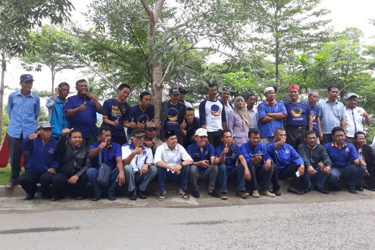 Ratusan kader Partai Nasdem Kabupaten Karawang mengalihkan dukungan ke Dedi Mulyadi pada Pilkada Jabar, Senin (22/1/2018).