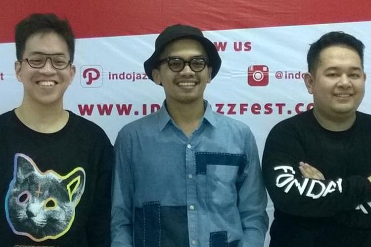 Band Soulvibe, yang terdiri dari (kiri-kanan) Mohamad Caesar Rizal (drum), Bayu Adiputra Imran (vokal), dan Ramadhan Handyanto Jiwatama (bas), diabadikan usai tampil dalam Indonesian Jazz Festival 2015 di Istora, Senayan, Jakarta Pusat, Sabtu (29/8/2015).