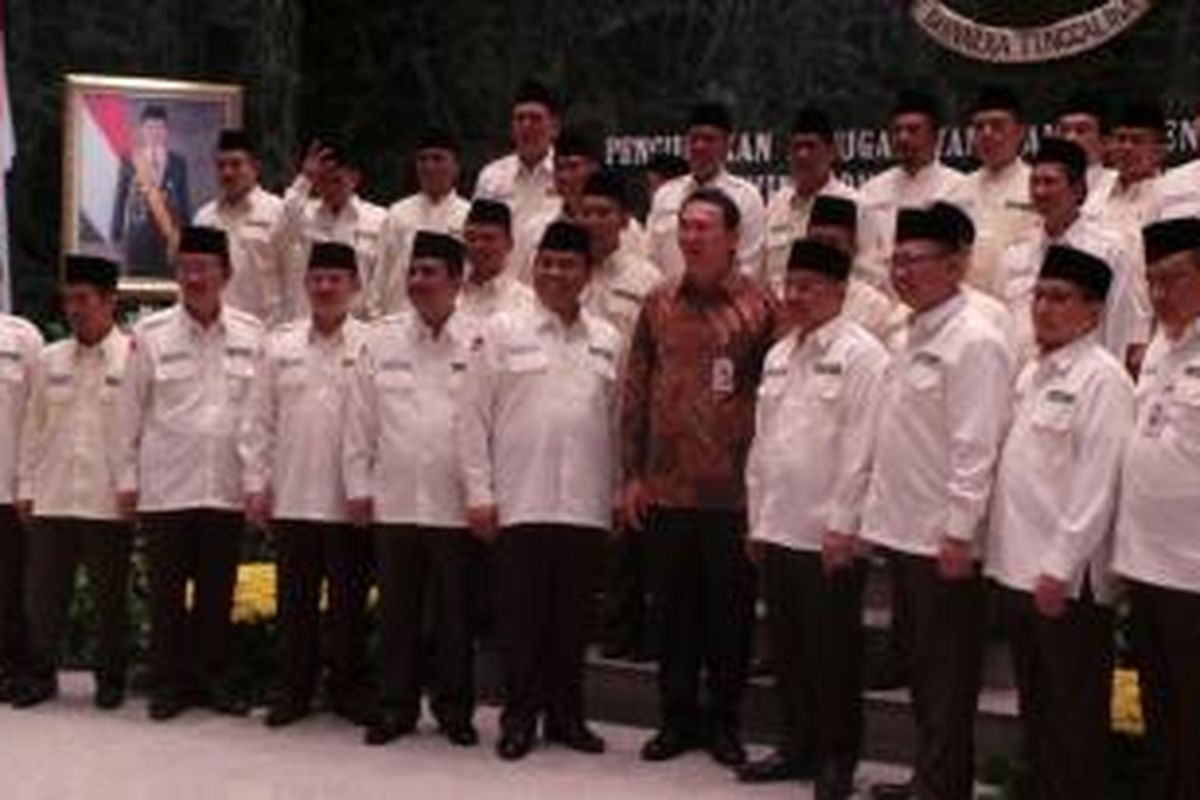 Gubernur DKI Jakarta Basuki Tjahaja Purnama saat memberi pengarahan bagi pendamping jamaah haji, di Balai Agung, Balai Kota, Kamis (13/8/2015). 
