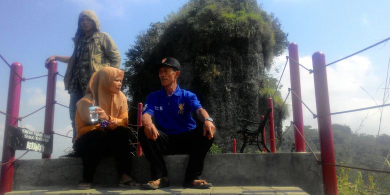 Di Puncak Widosari, Kulon Progo, DI Yogyakarta ini wisatawan suka menyaksikan matahari terbit maupun tenggelam dengan latar belakang Gunung Merapi dan Sindoro. Saat malam,  wisatawan juga bisa melihat gemerlap lampu kota Yogyakarta, Magelang dan Purworejo.
