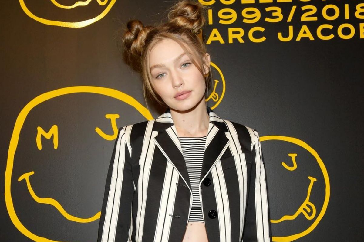 Model Gigi Hadid ketika menghadiri peluncuran koleksi Redux Grunge Marc Jacobs di New York. 