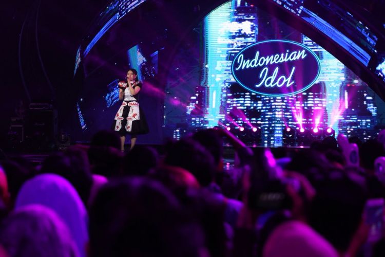 Penyanyi dangdut Via Vallen tampil di panggung Result and Reunion Show Indonesian Idol 2018 yang digelar di Ecovention Taman Impian Jaya Ancol, Jakarta Utara, Senin (23/4/2018). 