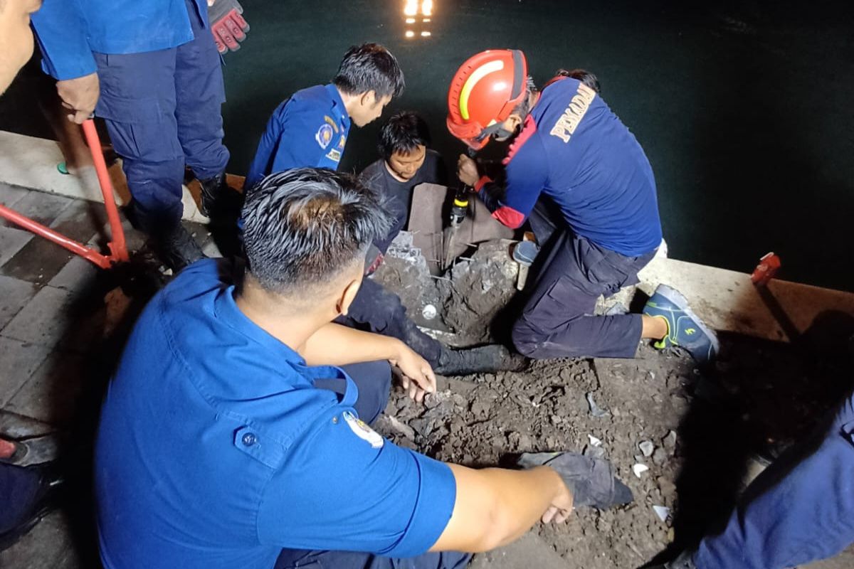 Petugas Pemadam Kebakaran Kabupaten Badung saat mengevakuasi tangan bocah berusia 7 tahun yang tersedot pipa di kolam renang umum, Jalan Gunung Wayang, Kelurahan Kerobokan, Kecamatan Kuta Utara, Kabupaten Badung, Provinsi Bali, pada Selasa (11/3/2025) pukul 17.57 Wita./ Dok. Damkar Kabupaten Badung 