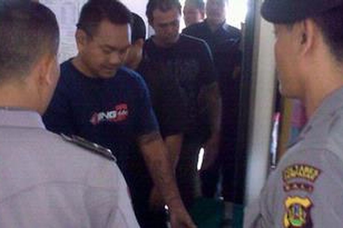 Polisi menggeledah seluruh pengunjung Pengadilan Negeri Denpasar saat sidang perdana pembunuh pesilat Bali Gede Arya Heru Wibawa, kamis (24/06/2010)