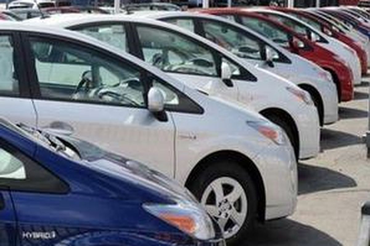 Toyota Prius hybrid model cars wait for customers at a Toyota dealer in Hollywood, California. The US Department of Transportation on Monday said it was seeking a fine of 16.38 million dollars against Japanese carmaker Toyota for its failure to quickly notify authorities about safety problems with its vehicles. 