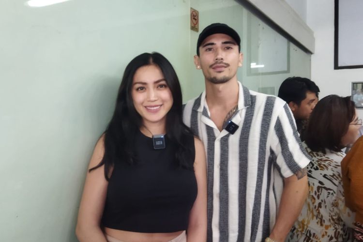 Artis peran Jessica Iskandar dan suaminya, Vincent Verhaag, usai menggelar jumpa pers di kawasan Menteng, Jakarta Pusat pada Kamis (14/7/2022). Mereka mejadi korban kasus penipuan dan penggelapan setelah bekerja sama dengan Komisaris Triip.id, Christoper Steffanus Budianto.