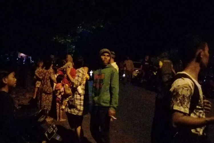 Sejumlah warga mengungsi di perbukitan di wilayah Kecamatan Palabuhanratu, Sukabumi, Jawa Barat, Jumat (2/8/2019).