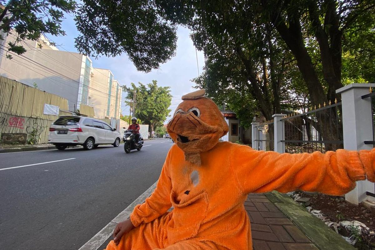 Salah satu warga Depok, Anto (30), yang bekerja sebagai orang berkostum boneka. Ia menyisiri jalan-jalan di Jakarta Selatan setiap harinya demi sesuap nasi.