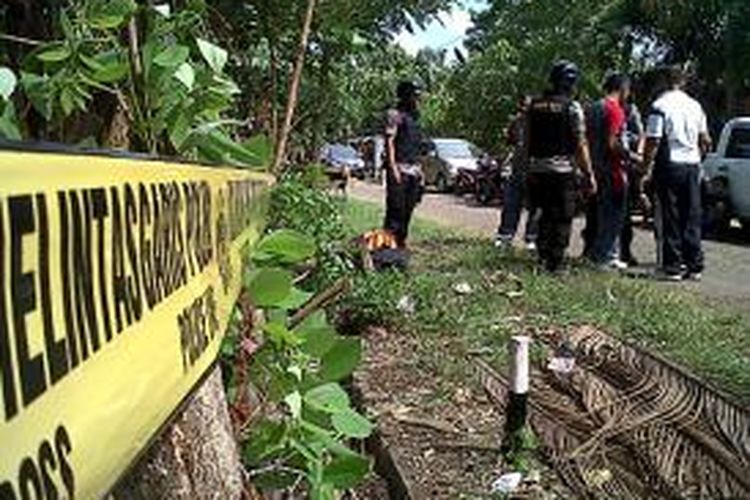 Lokasi penemuan mortir aktif diduga buatan Perindustrian Angkatan Darat (Pindad) di Kabupaten Bone, Sulawesi Selatan telah diberi Police Line untuk mengantisapi warga yang semakin membludak. Jumat, (08/11/2013).
