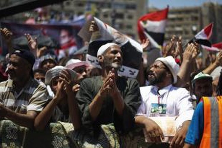 Pendukung mantan Presiden Mesir Mohammed Morsi berdemonstrasi di depan Masjid Rabaa al-Adawiya, Kamis (8/8/2013). 