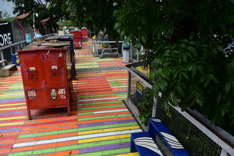 Tampak sejumlah kios di Teras Cihampelas ditutup pemiliknya lantaran sepi pengunjung ditengah pandemi covid-19 di Jalan Cihampelas, Bandung, Jumat (6/8/2021).
