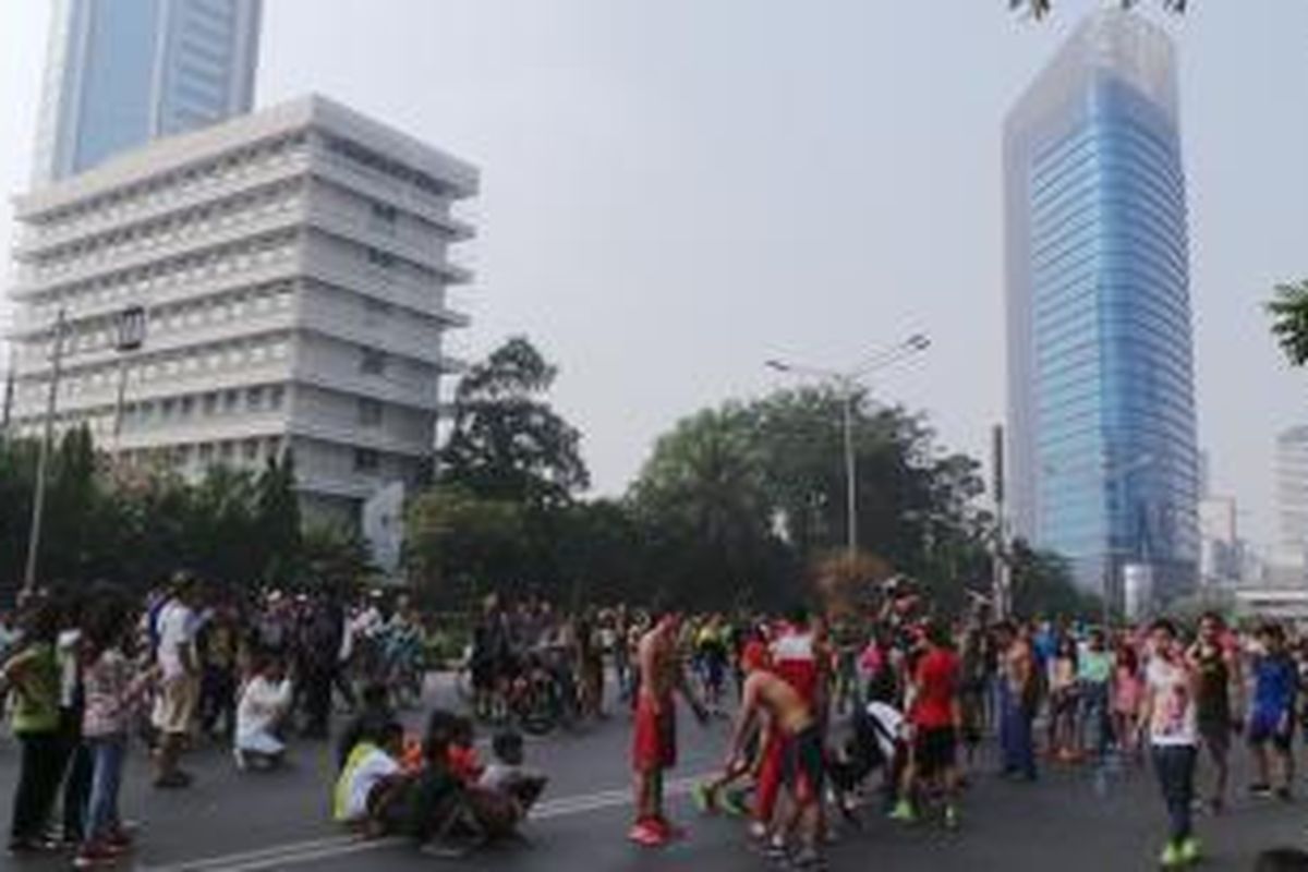 Warga terlihat kembali beraktivitas dan berolahraga di Hari Bebas Kendaraan Bermotor (HBKB) atau Car Free Day (CFD) seusai hari raya Idul Fitri 1436 Hijriah, Minggu (26/7/2015). 