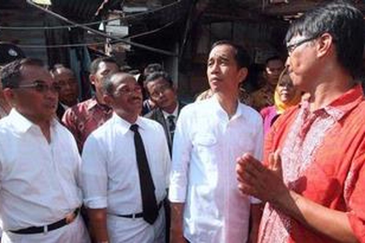 Gubernur DKI Jakarta, Joko Widodo bersama  Walikota dan Wakil Walikota Jakarta Timur, H.R. Krisdianto (kedua dari kiri) dan Husein Murad (kiri) mendengarkan penjelasan dari sekretaris RW 05, Asit Faisal, saat berkeliling kampung usai pelantikan wali kota dan wakil walikota di lapangan sepak bola Kampung Pulo Jahe, RT 07 RW 5 Kelurahan Jatinegara, Cakung, Jakarta Timur, Kamis (20/12). Selain untuk mengingatkan bahwa pejabat harus melayani masyarakat, pelantikan yang dilakukan di kampung kumuh itu juga agar pejabat terkait mengetahui permasalahan yang dihadapi warga.

Kompas/Wisnu Widiantoro (NUT)
20-12-2012