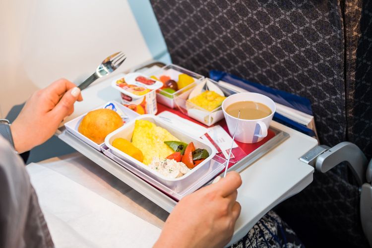 Ilustrasi makanan di pesawat dalam penerbangan panjang. 