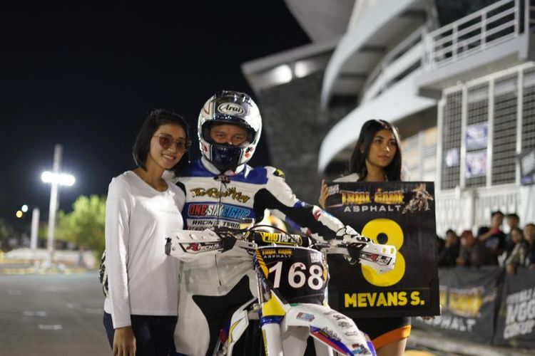 Pebalap motorcross nasional, Mevans Sanggramawijaya, akhirnya menikah dengan Littarahma berkat adanya ajang MXGP.