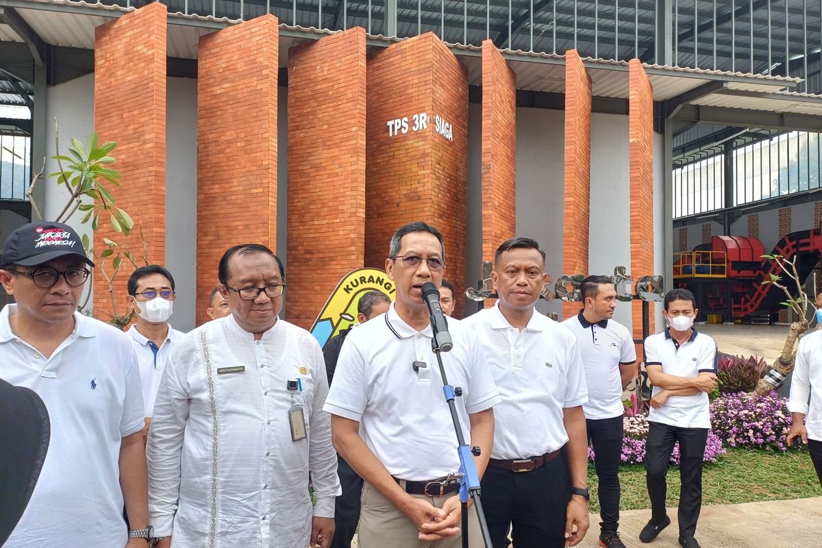 Pj Gubernur DKI Jakarta Heru Budi Hartono meresmika TPS3R di Pasar Minggu, Jakarta Selatan, Jumat (16/2/2024).