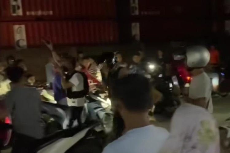 Potongan gambar suasana tawuran yang terjadi di di Lorong Pancur Stasiun, Kelurahan Belawan 1, Kecamatan Medan Belawan, Kota Medan, Selasa (6/5/2025).