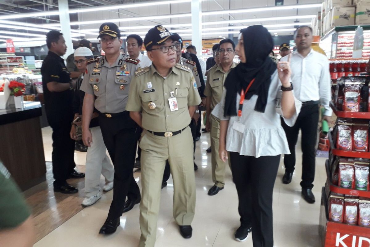 Wali Kota Jakarta Utara Husein Murad mengunjungi sebuah pasar swalayan di kawasan Kelapa Gading untuk memeriksa kualitas pangan di sana, Senin (4/6/2018).