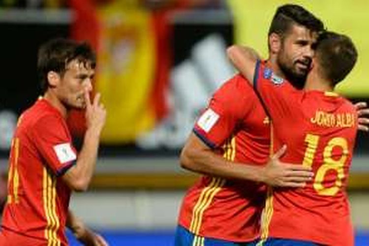 Penyerang Spanyol, Diego Costa, dipeluk rekan setimnya, Jordi Alba (kanan), setelah menjebol gawang Liechtenstein dalam laga Kualifikasi Piala Dunia 2018 di Leon, Spanyol, 5 September 2016.