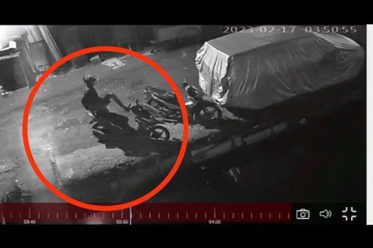 Pelaku curanmor dengan modus mematahkan kuncian setang sepeda motor terekam CCTV di Jalan Rawa Indah, RT 03 RW 03 Kelurahan Pegangsaan Dua, Kelapa Gading, Jakarta Utara, Jumat (18/2/2023). 
