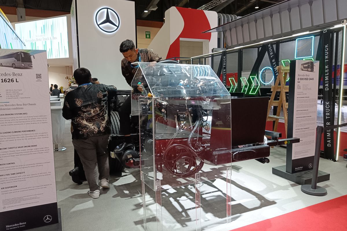 Sasis bus premium terbaru Mercedes Benz O 500 RSD 2445