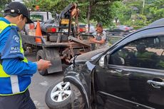Hilang Kendali, Lansia Pengemudi Mobil Tabrak Separator Busway di Jalan S Parman Jakbar