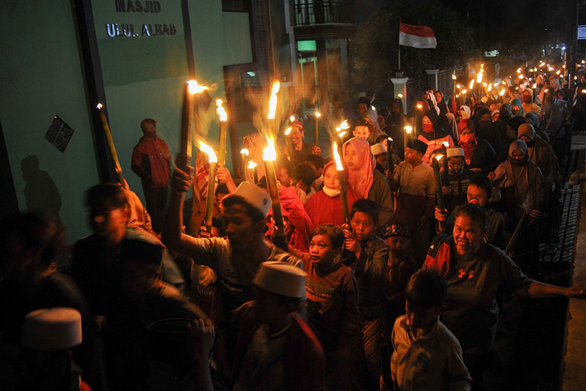 Puluhan warga mengikuti pawai obor di Kaki Gunung Manglayang, Cileunyi, Kabupaten Bandung, Jawa Barat, Rabu (19/8/2020). Pawai obor tersebut digelar dalam rangka menyambut Tahun Baru Islam, 1 Muharram 1442 Hijriah.