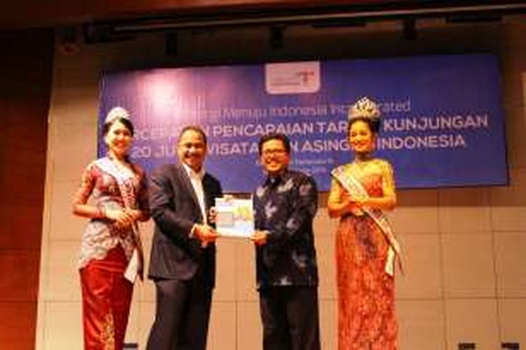 Mentri Pariwisata Arief Yahya meresmikan Forum Kerjasama Pariwisata Pemerintah Daerah seluruh Indonesia (FK-PPDSI), memberikan buku rancangan konsep kepada Dinas Pariwisata Provinsi Sumatera Barat, Burhasman.