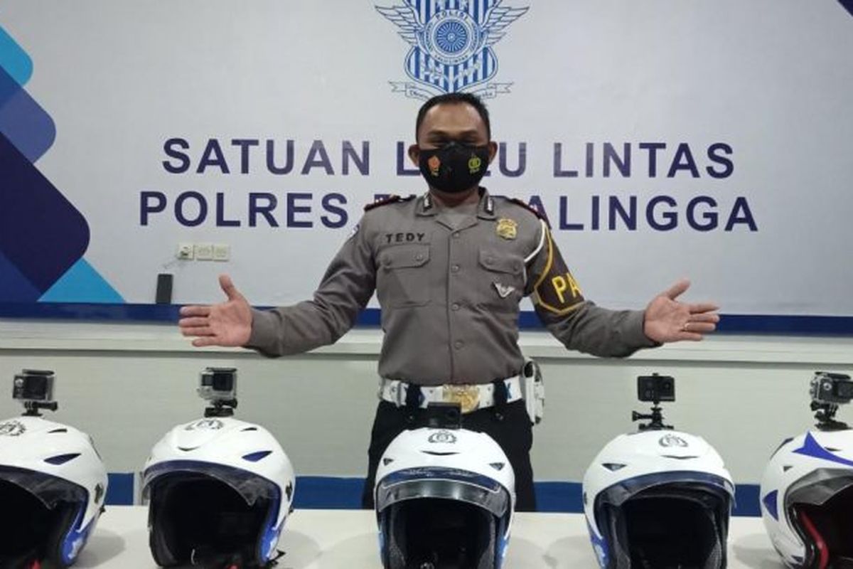 Lima helm polisi Polres Purbalingga yang telah dilengkapi kamera portabel Kopek