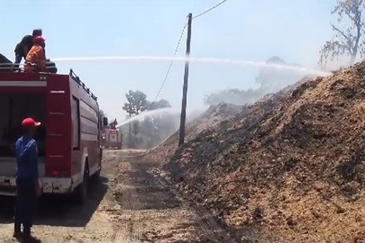 Seratus ton ampas tebu milik pabrik Gula Sudono di Kecamatan Geneng, kabupaten Ngawi, terbakar hebat Selasa pagi sekitar pukul 09:00 WIB. Kebakaran juga merembet menghanguskan 2 rumah dinas yang 5 tahun tak difungsikan.