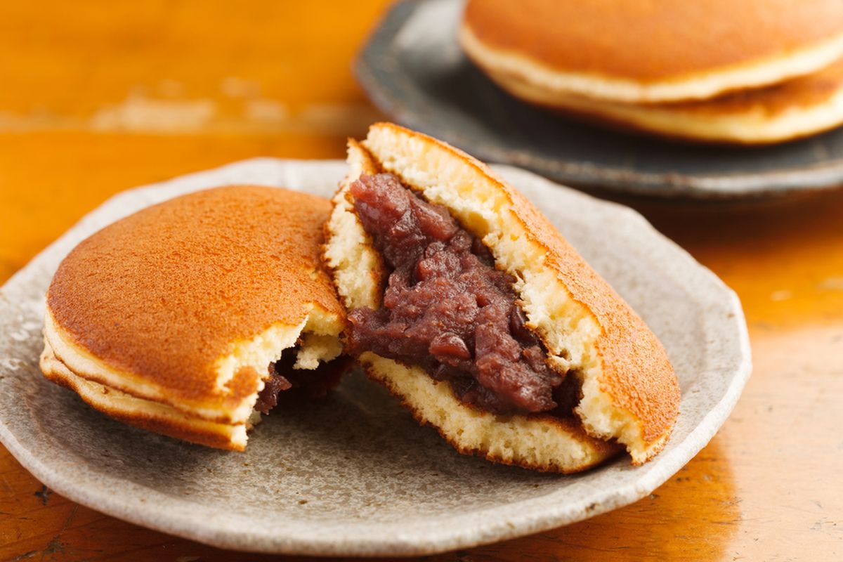 Ilustrasi dorayaki, pancake khas Jepang berisi pasta kacang merah. 