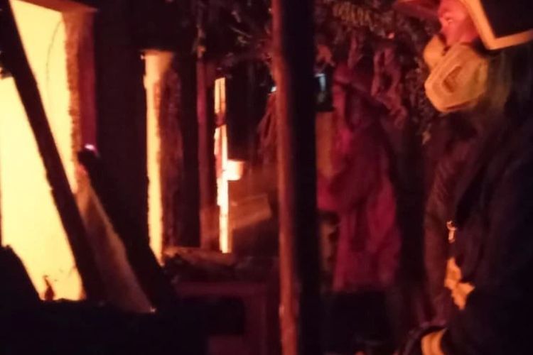 Petugas pemadam kebakaran saat memadamkan api yang menghanguskan satu unit rumah kosong di Jalan Lingkar Tata Kota Pasar Kranggan, Jatisampurna, Kota Bekasi, Selasa (23/5/2023) dini hari. Kerugian akibat kebakaran tersebut ditaksir hingga Rp 30 juta rupiah.