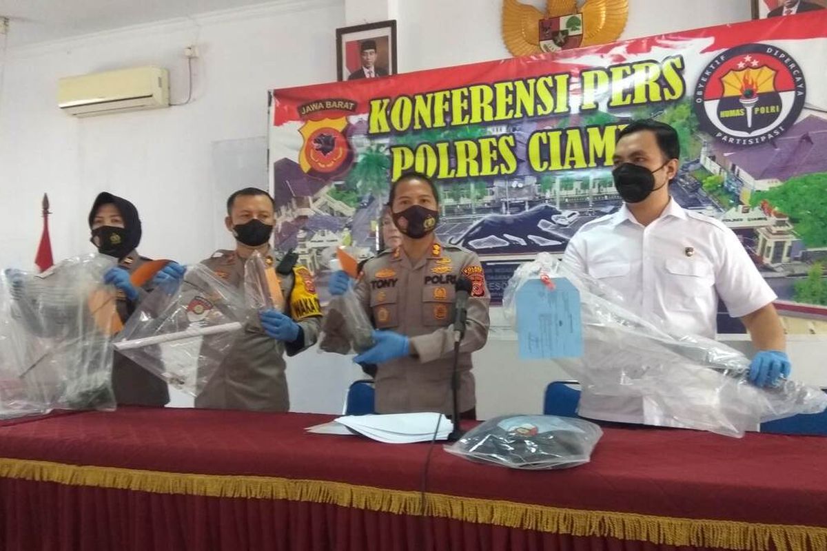 Kapolres Ciamis AKBP Tony Prasetyo menunjukkan barang bukti kasus penganiyaan dan perusakan oleh geng motor, di Mapolres Ciamis, Rabu (15/6/2022).