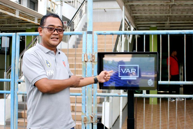 Media Relations PT Liga Indonesia Baru, Hanif Marjuni saat memberi penjelasan terkait Video Assistant Referee (VAR) di Stadion Gelora Bangkalan, Rabu (15/5/2023) sore.
