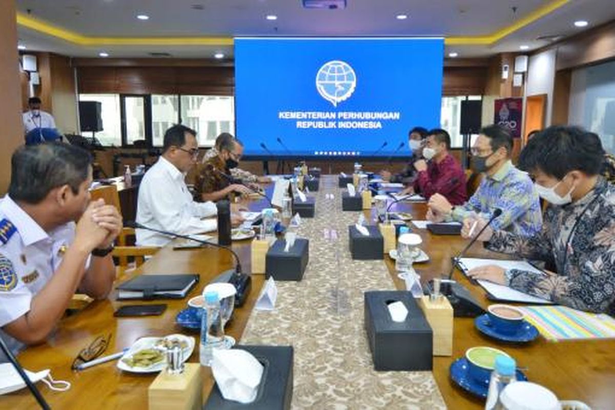 Menteri Perhubungan Budi Karya Sumadi menemui Duta Besar Jepang untuk Indonesia Kanasugi Kenji di kantor Kemenhub, Jakarta, pada Senin (03/10/2022).