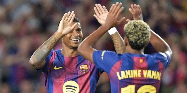 Penyerang Barcelona, Marcus Rashford, merayakan bersama Lamine Yamal setelah mencetak gol keempat timnya dalam laga fase liga Liga Champions UEFA matchday ketiga antara FC Barcelona dan Olympiakos FC di Stadion Olimpiade Lluis Companys, Barcelona, pada 21 Oktober 2025.
