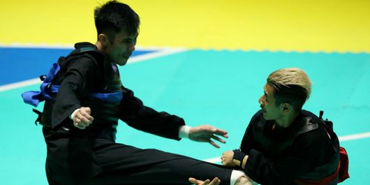 Pesilat putra Indonesia, Hanifan Yudani Kusuma (merah) bertanding melawan pesilat asal Vietnam, Nguyen Thai Linh (biru) pada partai final nomor kelas C putra 55 kg sampai 60 kg Asian Games 2018 di Padepokan Pencak Silat, TMII, Jakarta, Rabu (29/8/2018). Hanifan Yudani Kusuma berhasil menyabet medali emas.