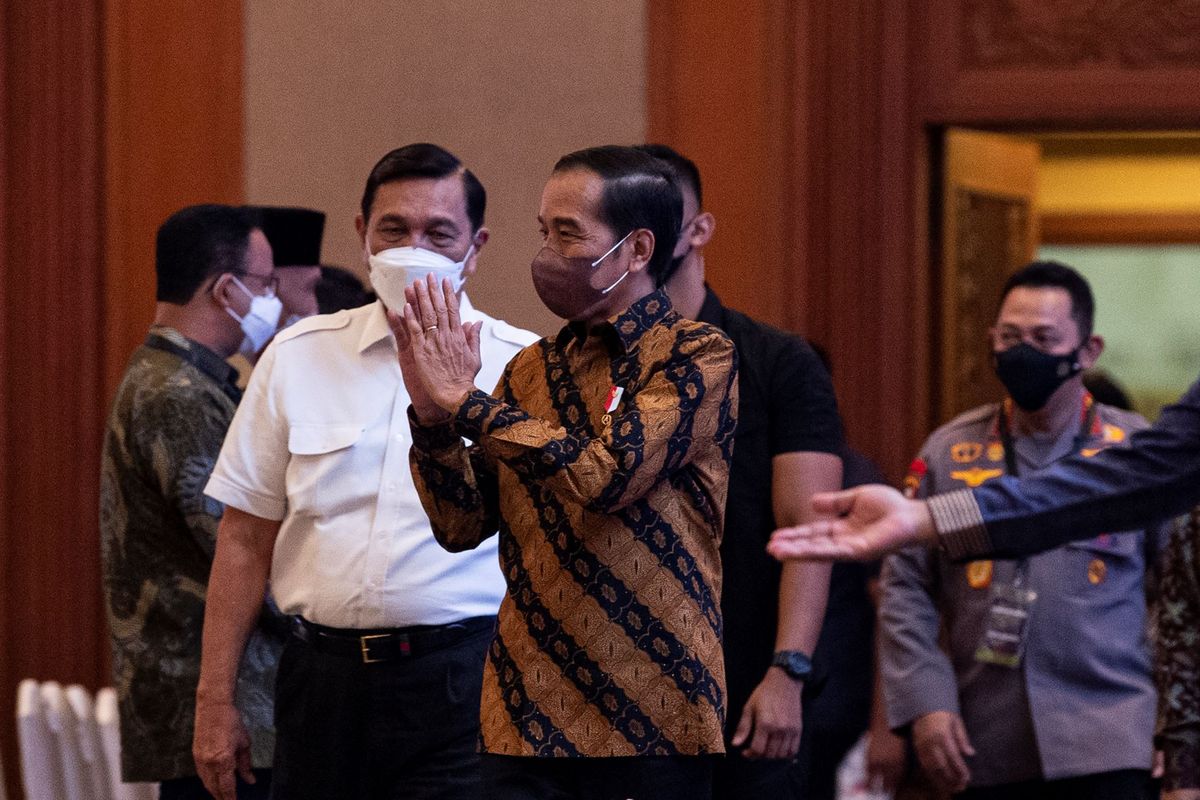 Presiden Joko Widodo (kedua kiri) didampingi Menko Kemaritiman dan Investasi Luhut Binsar Pandjaitan (kiri) tiba untuk menyampaikan pengarahan dan evaluasi Aksi Afirmasi Gerakan Nasional Bangga Buatan Indonesia di Jakarta Convention Center, Jakarta, Selasa (24/5/2022). ANTARA FOTO/Sigid Kurniawan/nz.