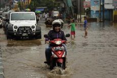 Jalan Abdullah Syafei Tebet Banjir Lagi, Pengendara Nekat Menerobos