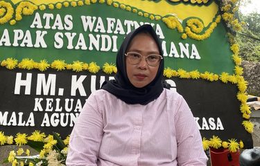 Istri mendiang aktor Sandy Permana, Ade Andriani (36).