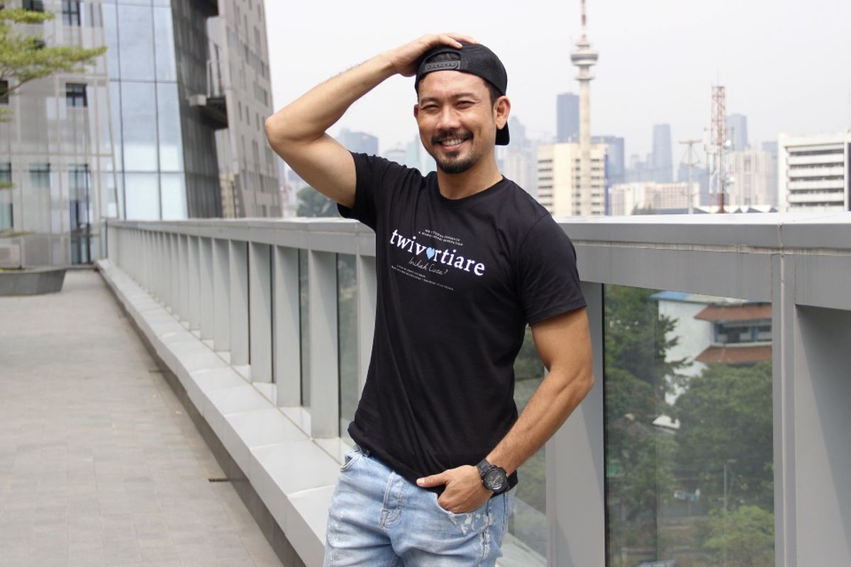 Denny Sumargo berkunjung ke redaksi Kompas.com untuk promo film Twivortiare di Menara Kompas, Palmerah Selatan, Jakarta Pusat, Rabu (28/8/2019).