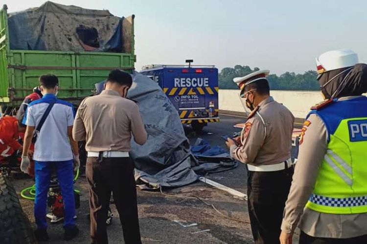 Foto suasana di lokasi kejadian kecelakaan di tol ruas Kayuagung-Palembang yang menewaskan empat orang Rabu (21/10/2020) pagi pukul 04. 30 WIB
