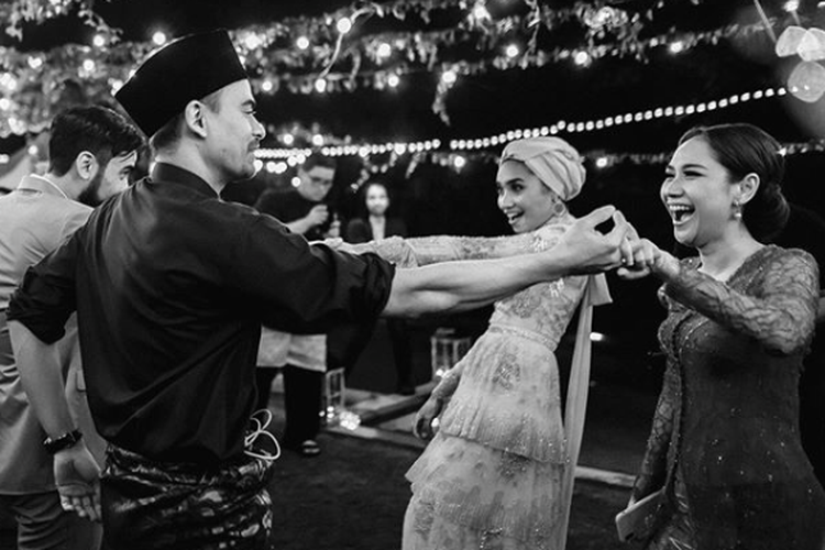 Tangkapan Layar Instagram Yuna @yuna, memperlihatkan mendiang Ashraf Sinclair sedang menari bersama Bunga Citra Lestari di pesta pernikahan Yuna dan Adam.