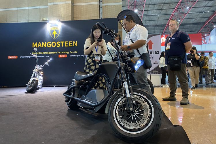 Pengunjung berburu motor listrik murah asal China di hari terakhir INAPA 2023