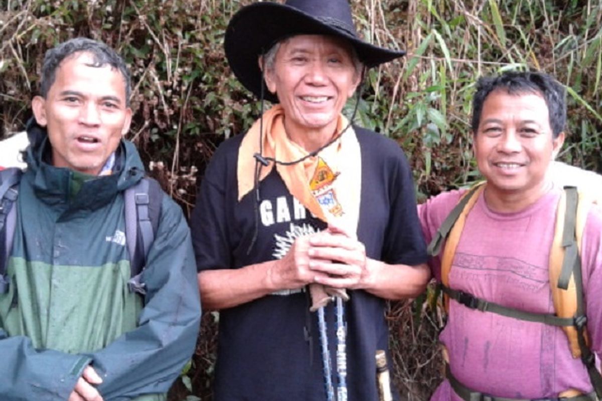 Herman lantang (tengah) di Gunung Semeru, Jawa Timur, bersama anggota Mapala UI.